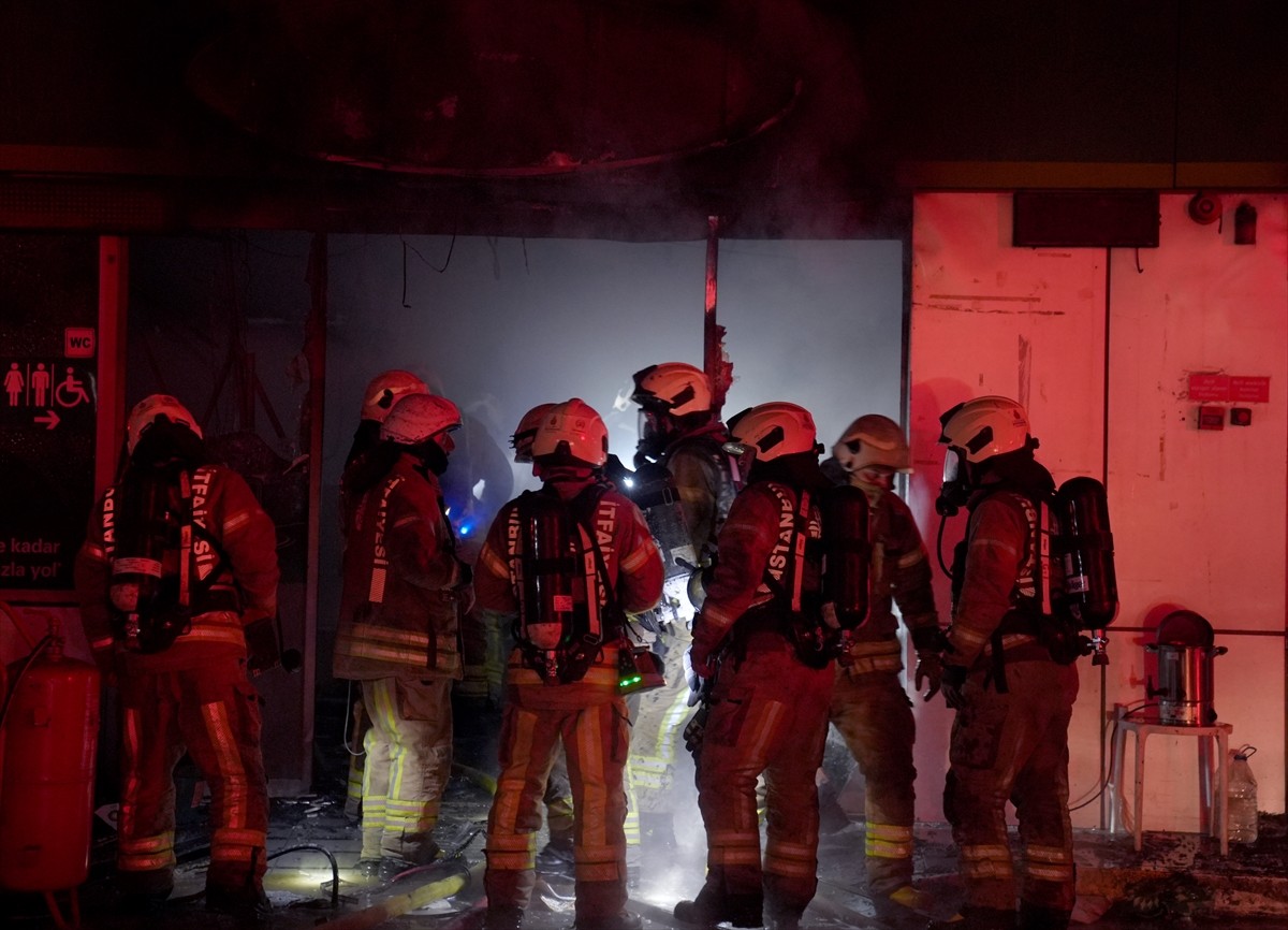  İstanbul Zeytinburnu’nda bir akaryakıt istasyonunda çıkan yangın itfaiye ekiplerince...