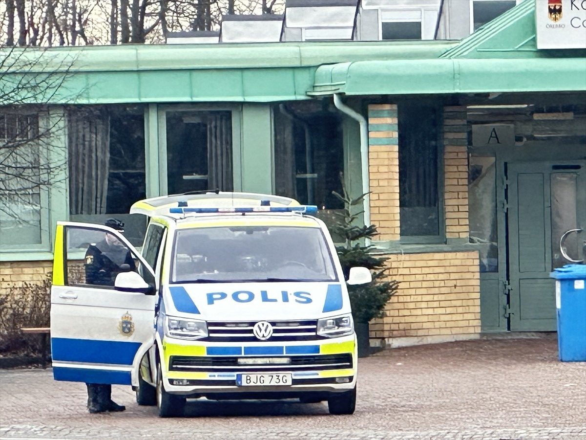 İsveç'in Örebro kentinde okula düzenlenen silahlı saldırıda "yaklaşık 10 kişinin" öldüğü...