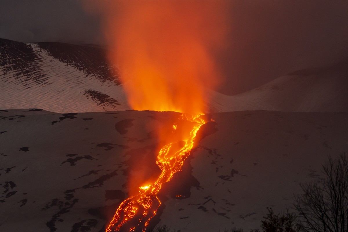 İtalya'nın güneyindeki aktif yanardağlardan Etna'da 8 Şubat'ta başlayan lav akışının devam ettiği...