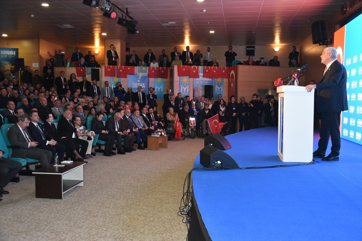 İYİ Parti Genel Başkanı Müsavat Dervişoğlu, partisinin Eskişehir'in Odunpazarı ilçesindeki Hasan...