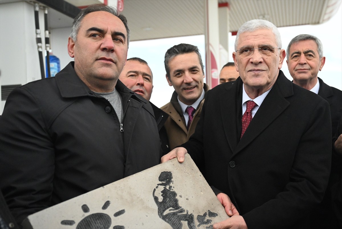 İYİ Parti Genel Başkanı Müsavat Dervişoğlu (sağda), Kayseri'de Tomarza Belediye Başkanı Osman...