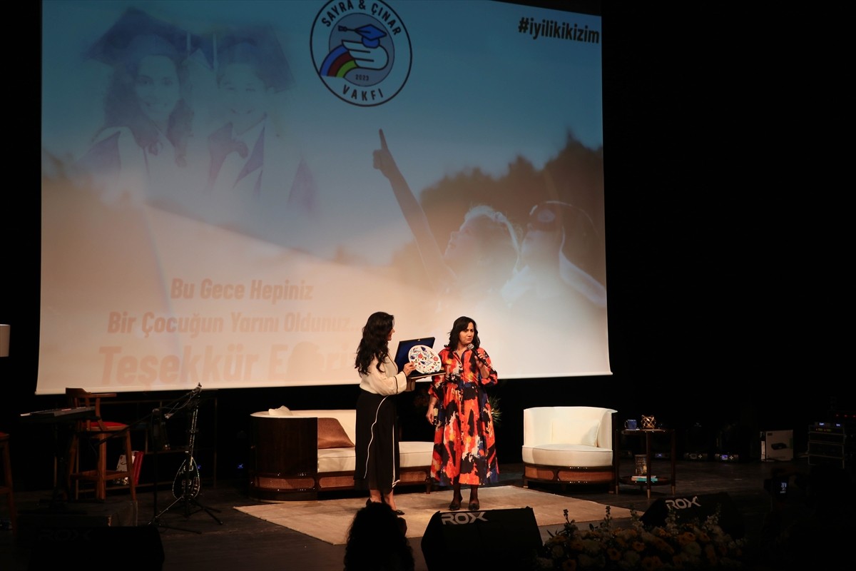 İzmir'de 30 Ekim 2020 depreminde vefat eden 15 yaşındaki ikizler Sayra ve Çınar Alpgündüz anısına...