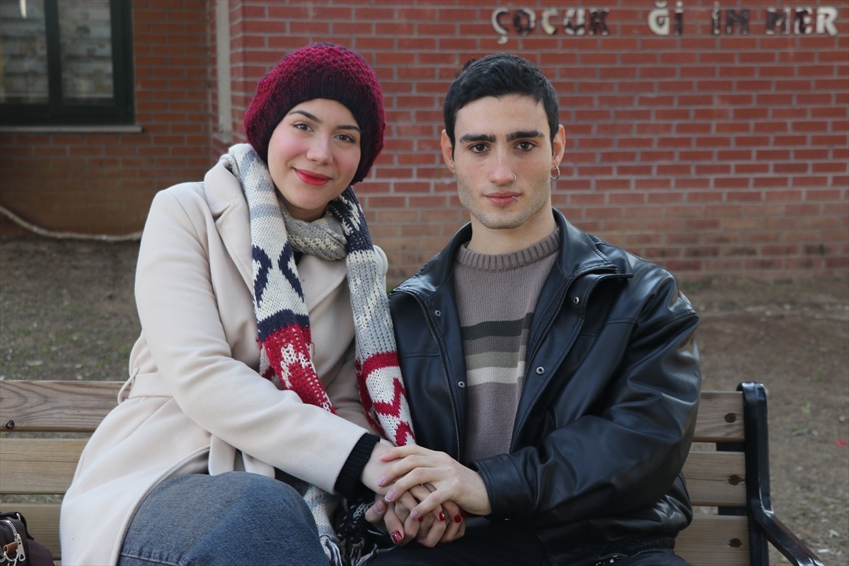 İzmir'de lösemi tedavisi gördüğü dönemde hastane odasında evlenme teklifi alan daha sonra kemik...