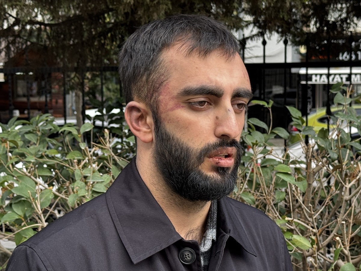 İzmir'in Buca ilçesinde, kendisine saldıran köpeklerden kaçıp bir iş yerine sığınan kişi ve 2...