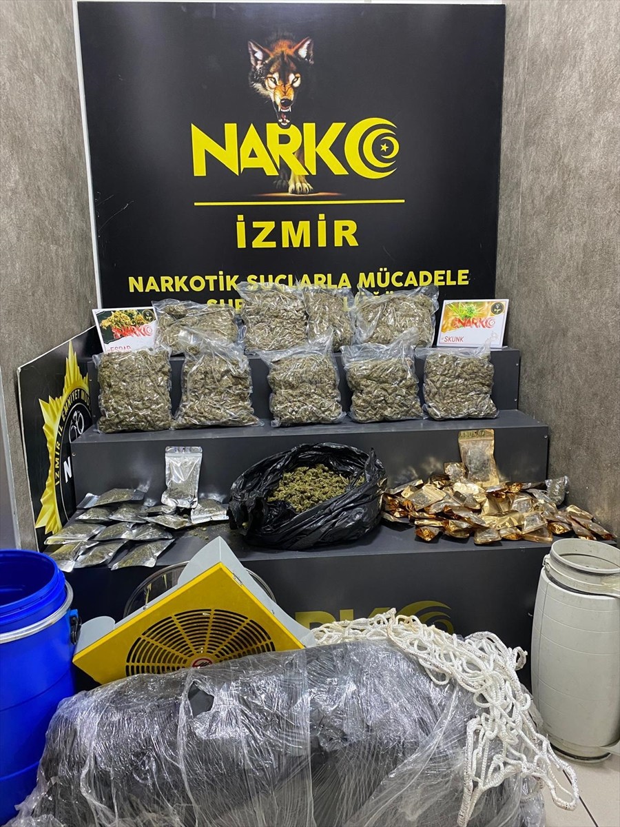 İzmir'in iki ilçesinde gerçekleştirilen uyuşturucu operasyonlarında gözaltına alınan 3 şüpheli...