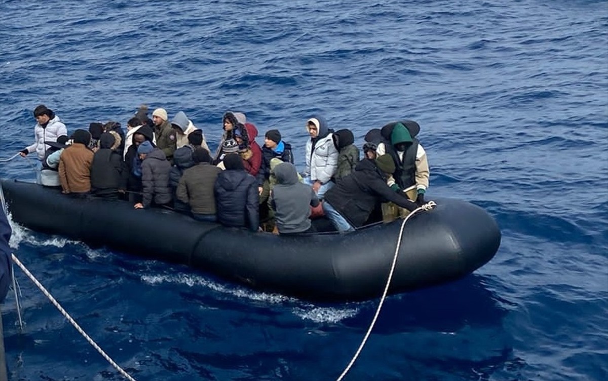 İzmir'in Seferihisar ilçesi açıklarında 24'ü çocuk 73 düzensiz göçmen kurtarıldı.