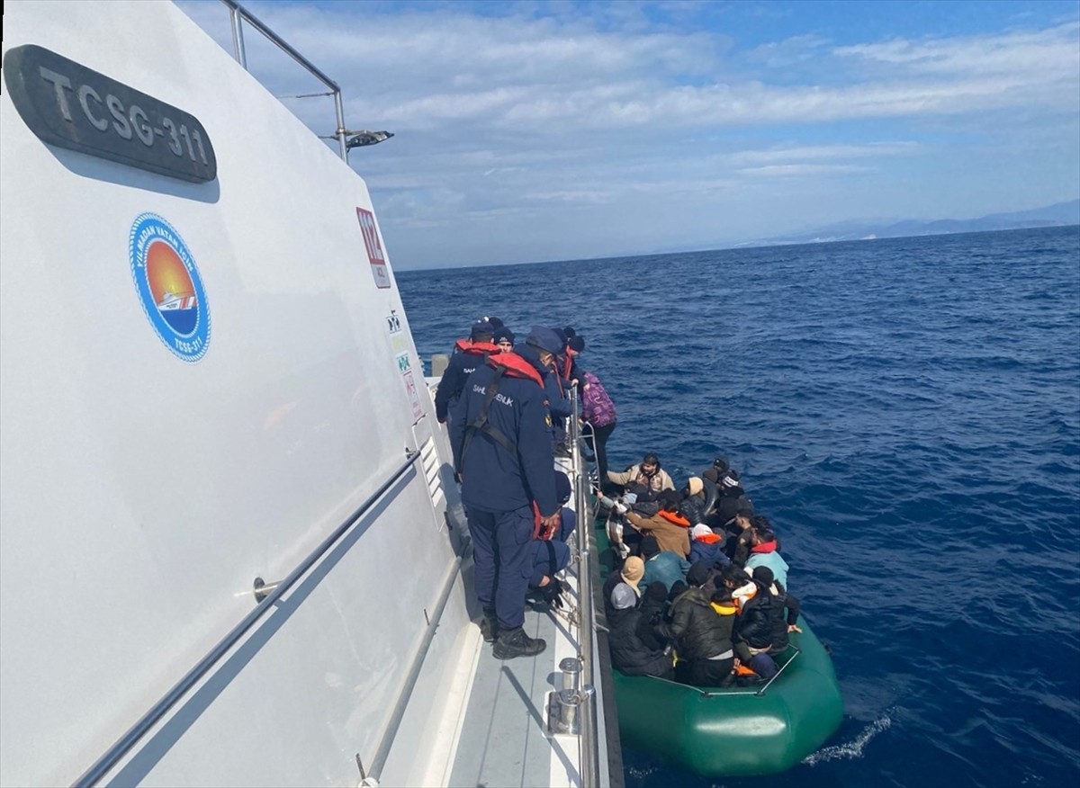 İzmir'in Seferihisar ilçesi açıklarında 24'ü çocuk 73 düzensiz göçmen kurtarıldı.