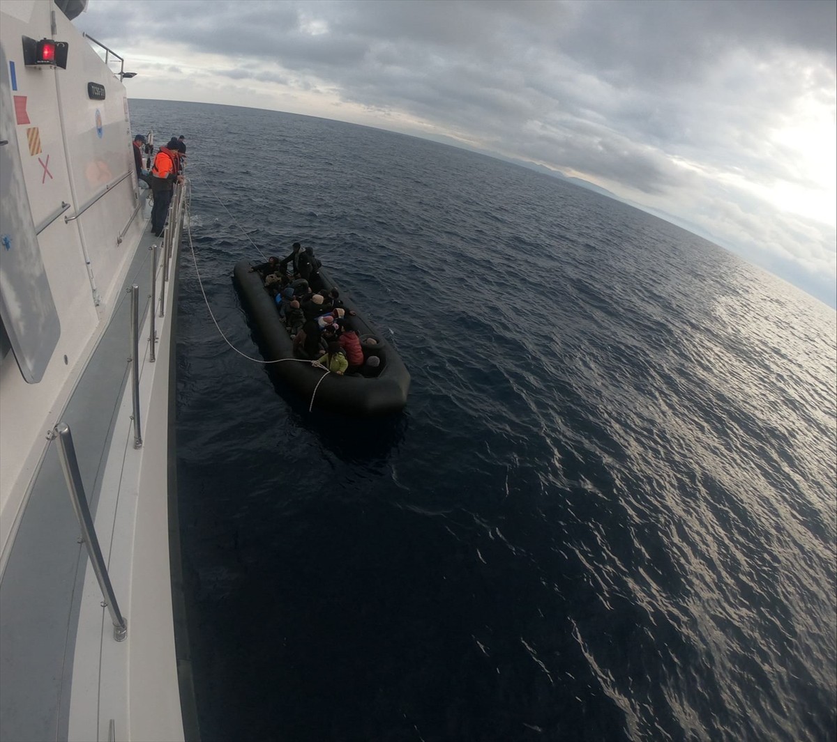 İzmir'in Seferihisar ilçesi açıklarında 35 düzensiz göçmen kurtarıldı, 35 göçmen de...