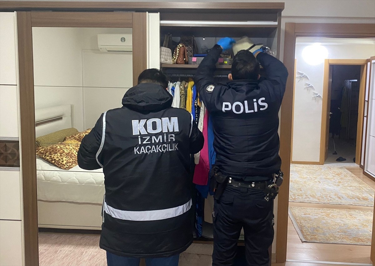 İzmir merkezli tefeci ve dolandırıcılara yönelik "Hücre-11" operasyonunda gözaltına alınan...