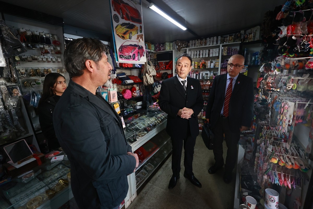 Japonya'nın Ankara Büyükelçisi Katsumata Takahiko (sağ 2), 6 Şubat 2023'teki depremlerden...