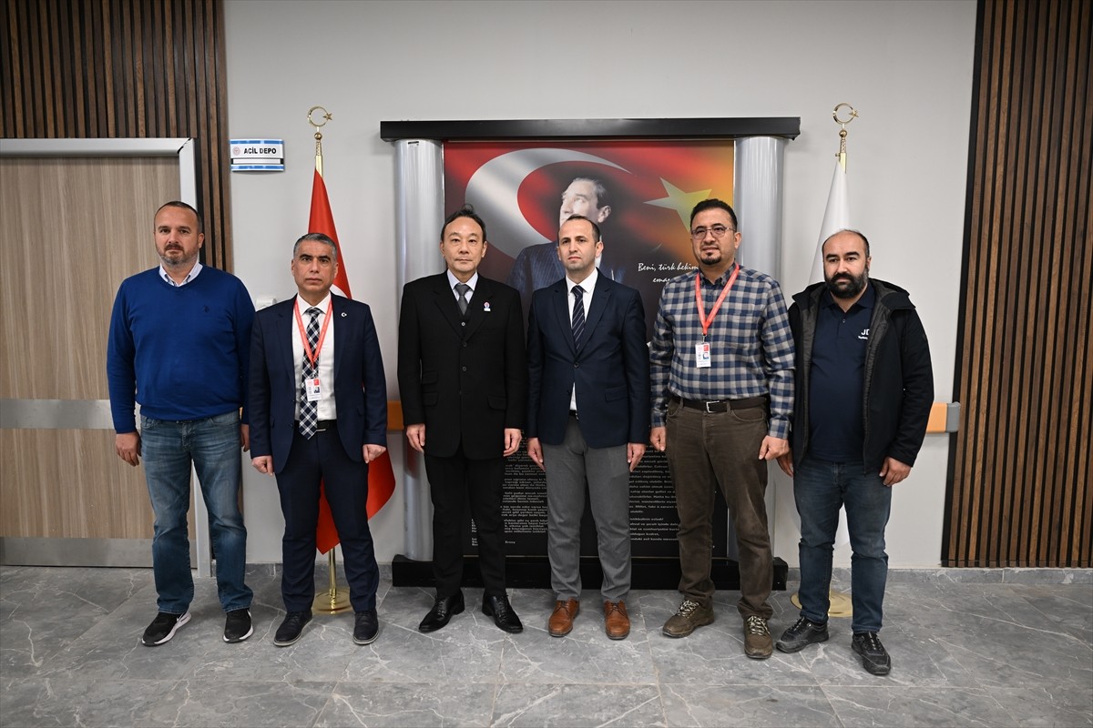 Japonya'nın Ankara Büyükelçisi Katsumata Takahiko (sağda), depremde yardımda bulundukları...