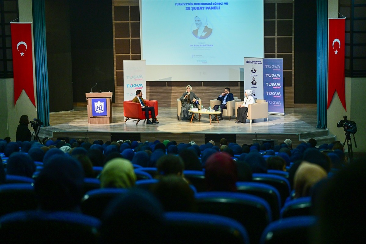 Kadıköy Ahmet Sani Gezici Kız Anadolu İmam Hatip Lisesi’nde düzenlenen “Türkiye’nin Demokrasi...