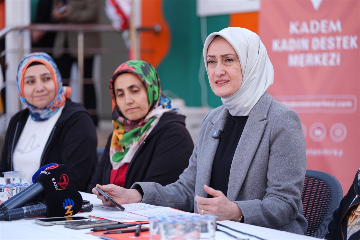 Kadın ve Demokrasi Vakfı (KADEM) Yönetim Kurulu Başkanı Doç. Dr. Saliha Okur Gümrükçüoğlu (sağda)...