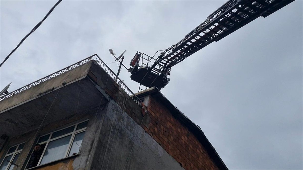 Kağıthane'de 3 katlı binanın çatısında çıkan yangın itfaiye ekiplerince söndürüldü.