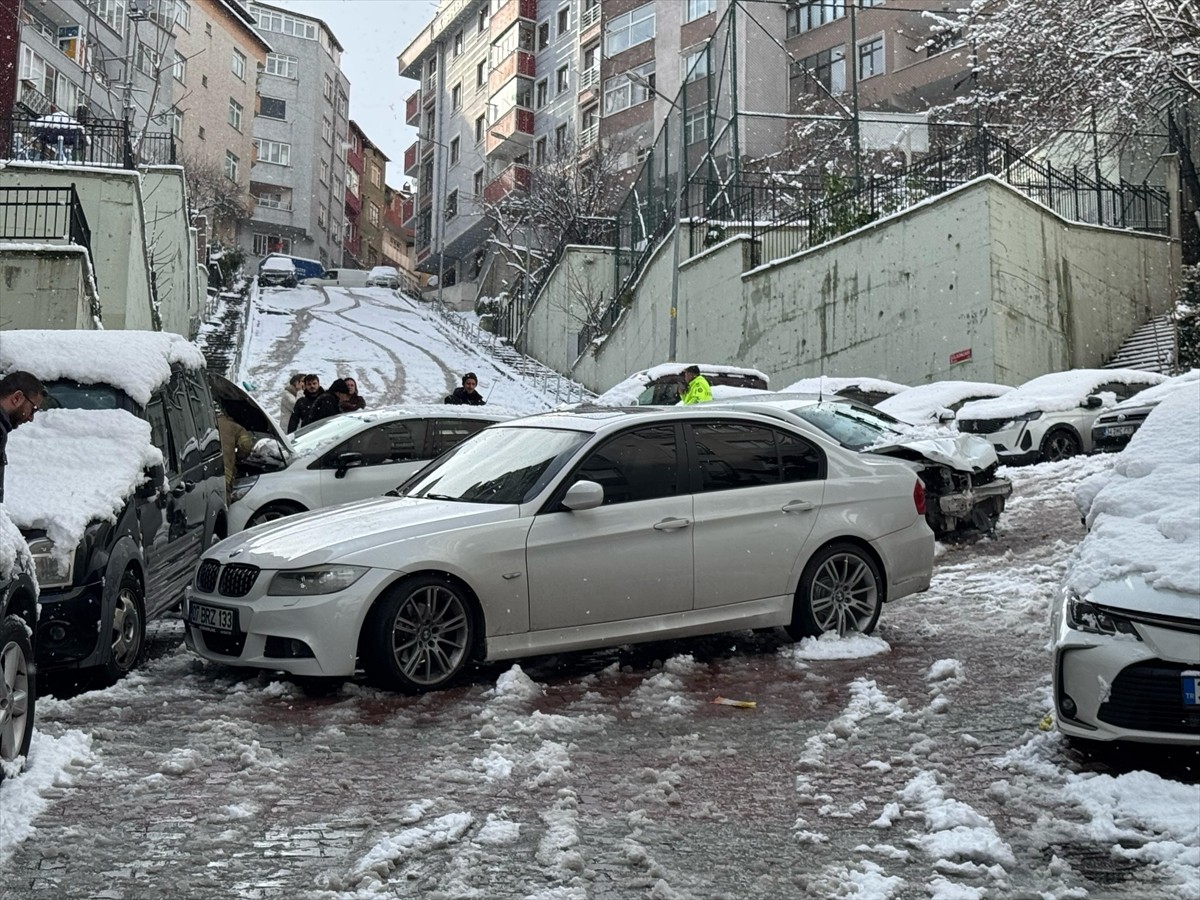 Kağıthane Harmantepe Mahallesi Erbap Sokak'ta Abdülkadir Ç'nin kullandığı 34 NK 7255 plakalı...