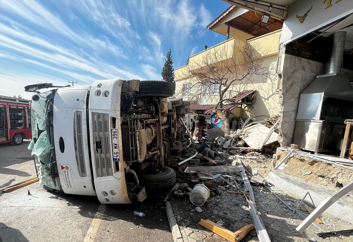 Kahramanmaraş'ın Dulkadiroğlu ilçesinde halk otobüsü ile hafriyat kamyonunun çarpıştığı kazada 11...