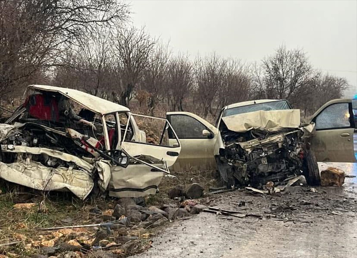 Kahramanmaraş'ın Pazarcık ilçesinde iki otomobilin çarpışması sonucu 4 kişi öldü, 6 kişi...