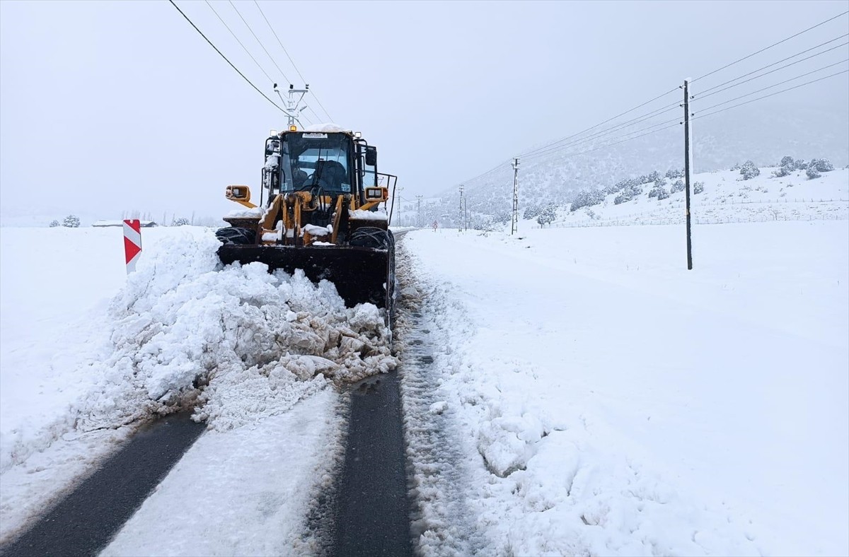 Kahramanmaraş'ta etkili olan kar yağışı nedeniyle Elbistan, Afşin, Andırın, Nurhak, Göksun ve...