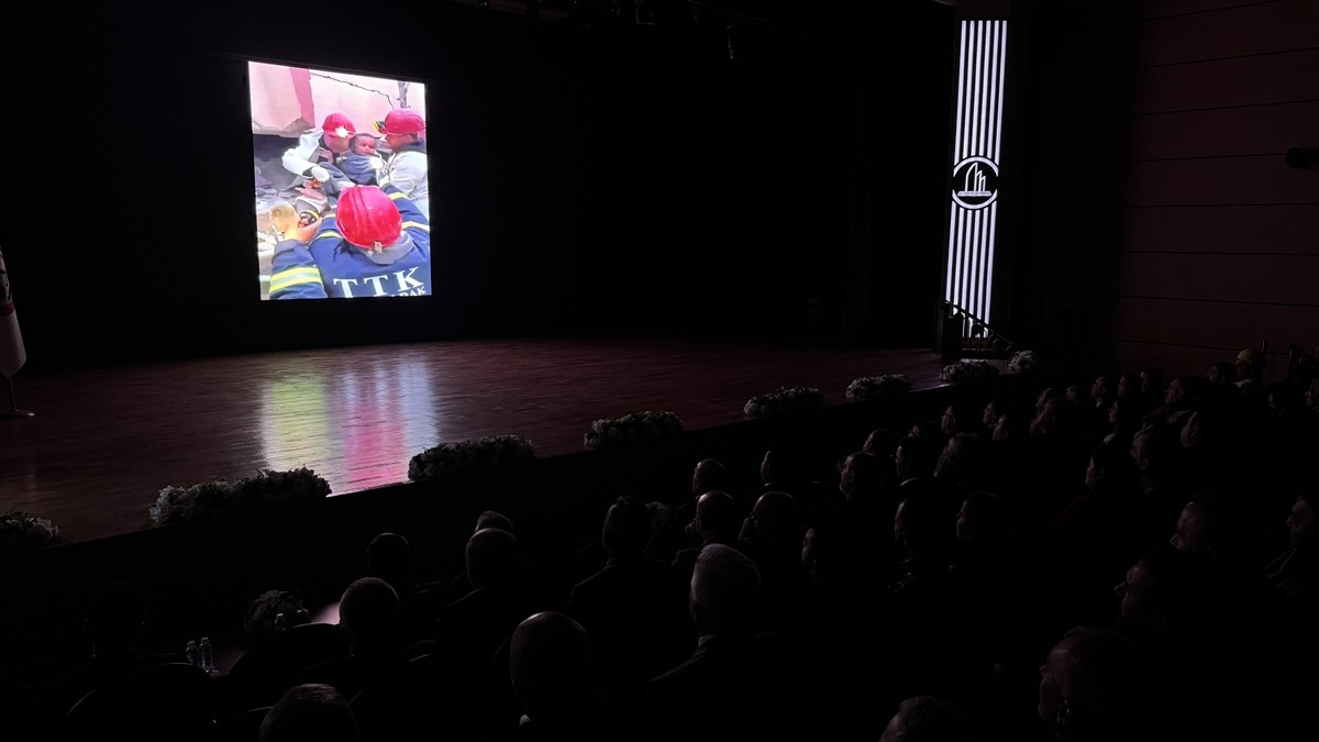 Kahramanmaraş merkezli 6 Şubat 2023'teki depremlerde enkaz altında kalanları ışığa kavuşturan...