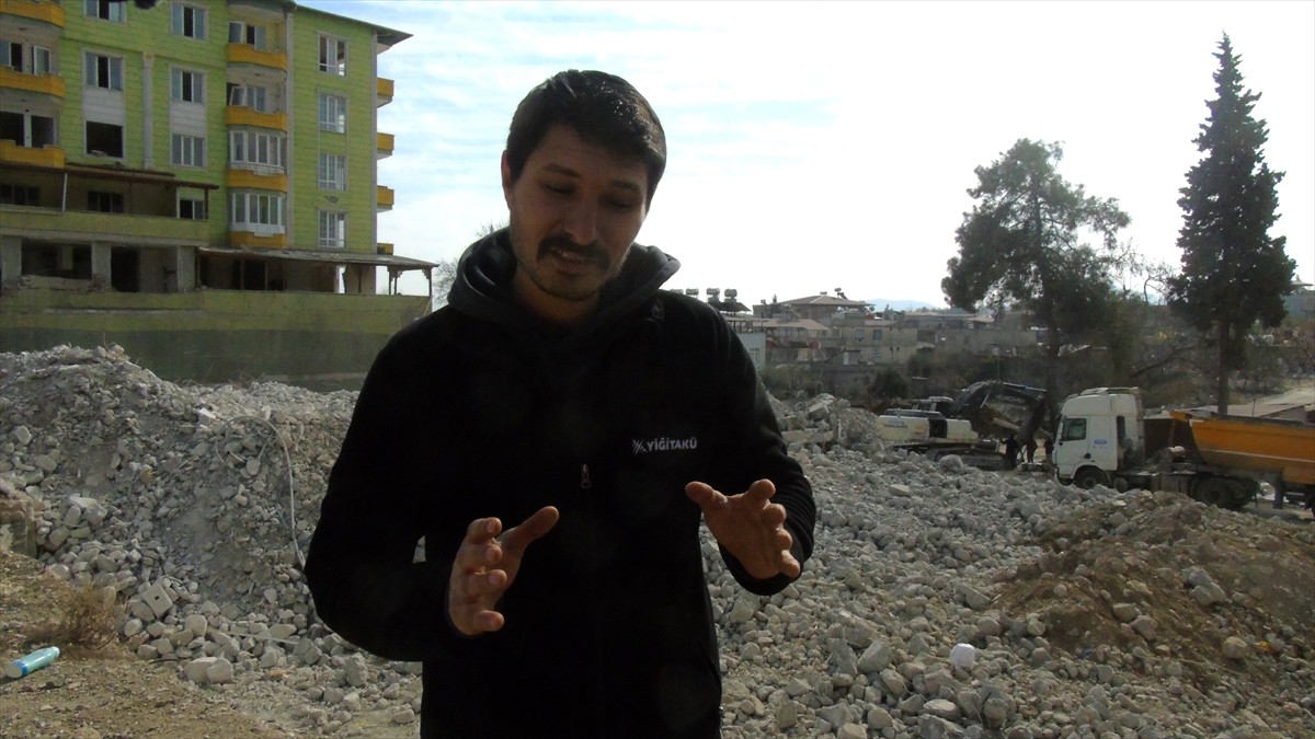 Kahramanmaraş merkezli 6 Şubat 2023 depremlerinde Gaziantep'in İslahiye ilçesinde eşini ve oğlunu...