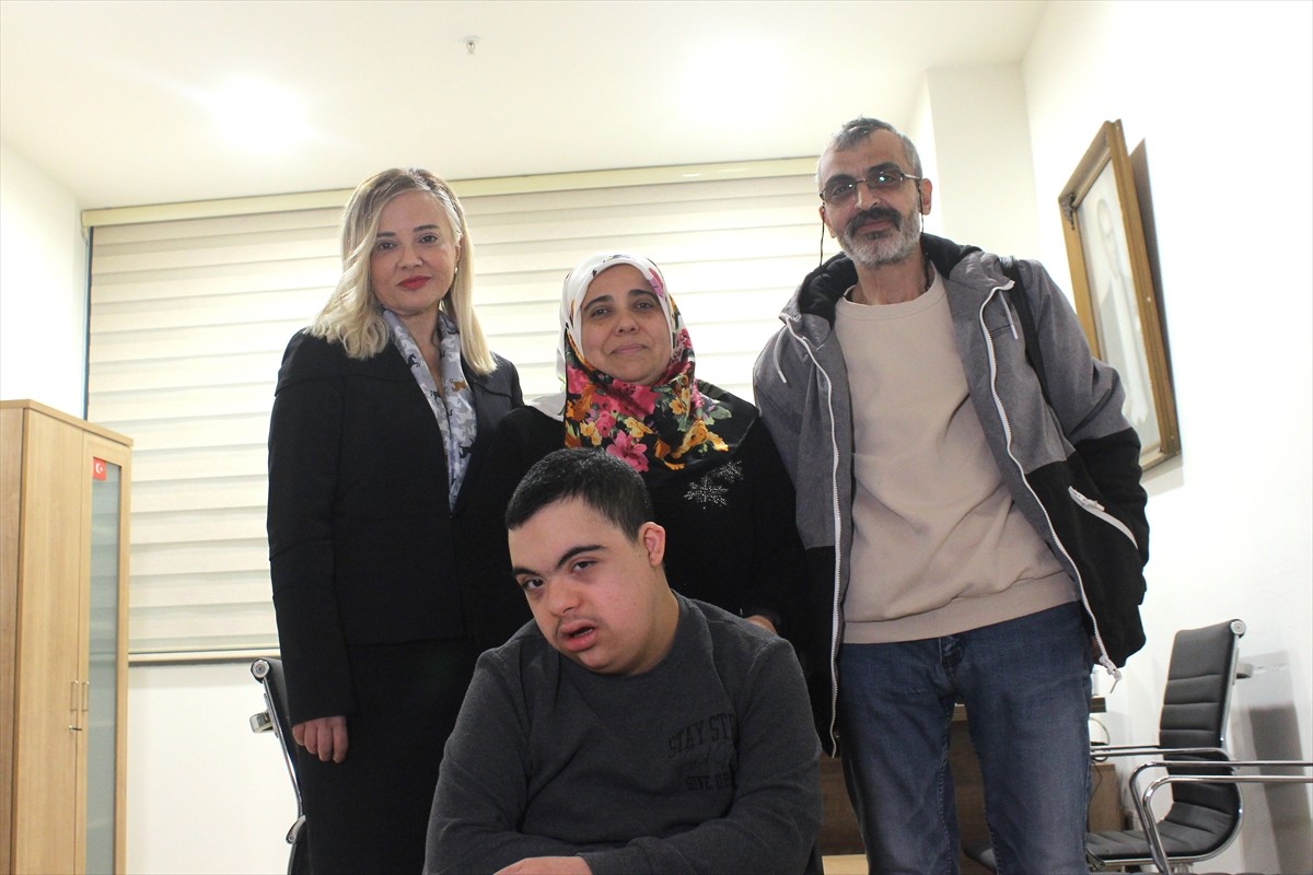 Kalbinde doğuştan 3 delik bulunan 14 yaşındaki down sendromlu Yusuf Talha Taşkın (ortada)...