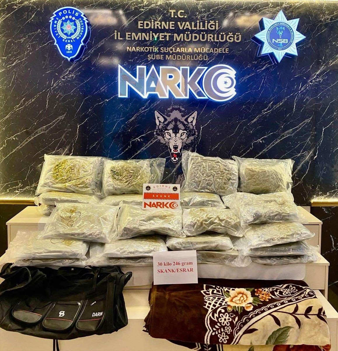  Kapıkule Sınır Kapısı'nda bir tırda 30 kilo 246 gram skunk ele geçirildi, 2 zanlı...