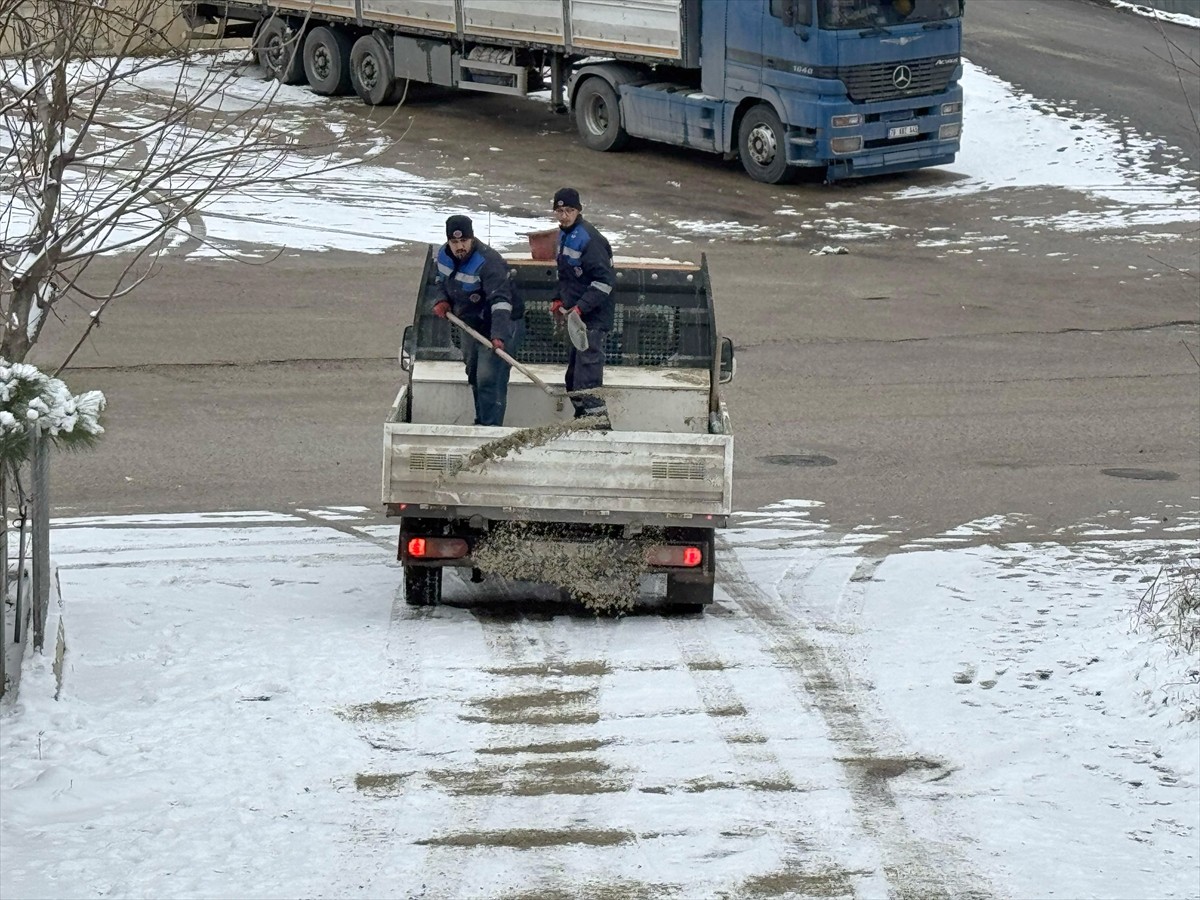 Kar yağışının etkili olduğu Karabük'te belediye ekipleri, yolların açık kalması ve vatandaşların...