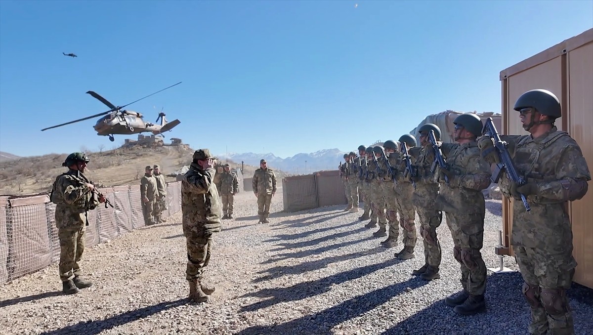 Kara Kuvvetleri Komutanı Orgeneral Selçuk Bayraktaroğlu, Pençe Kaplan Harekat Bölgesi'nde yer alan...