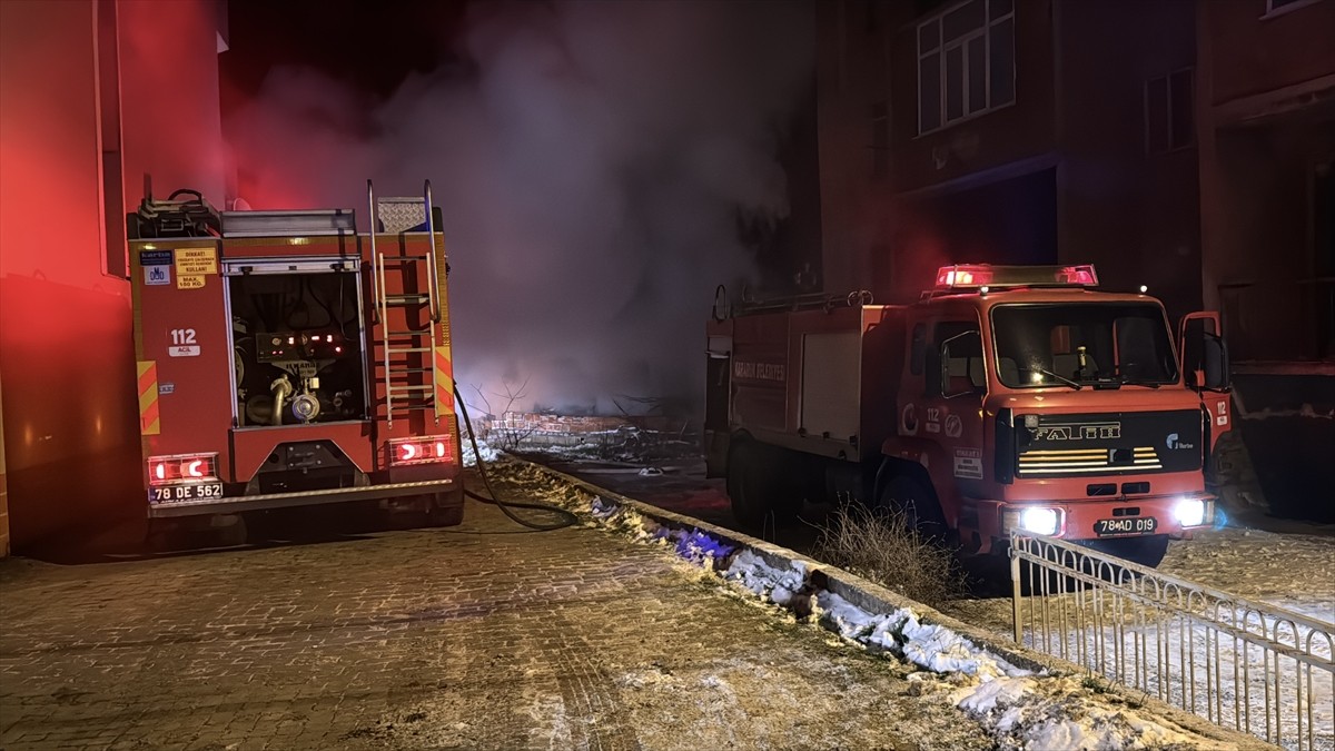 Karabük'te çıkan yangında 2 katlı müstakil ev kullanılamaz hale geldi.