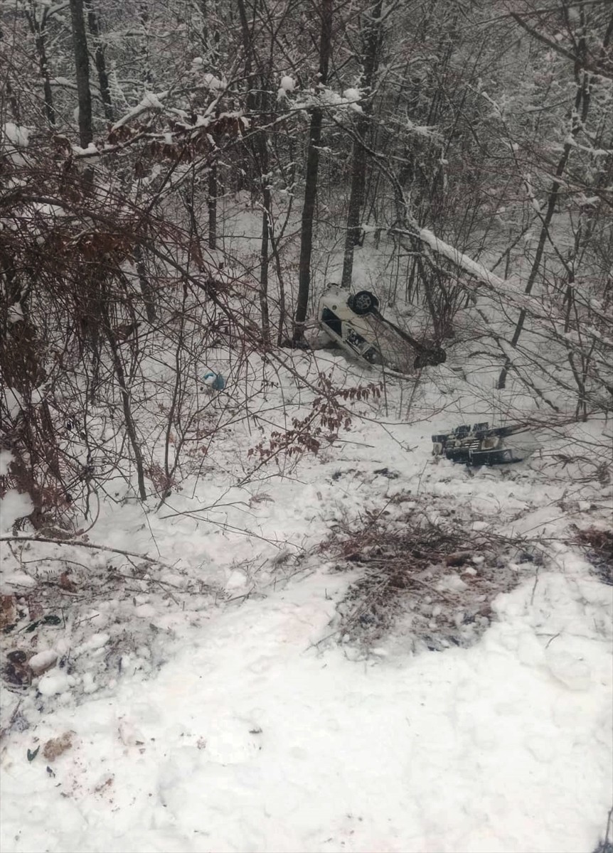 Karabük'ün Eflani ilçesinde otomobilin şarampole devrilmesi sonucu 5 kişi yaralandı.