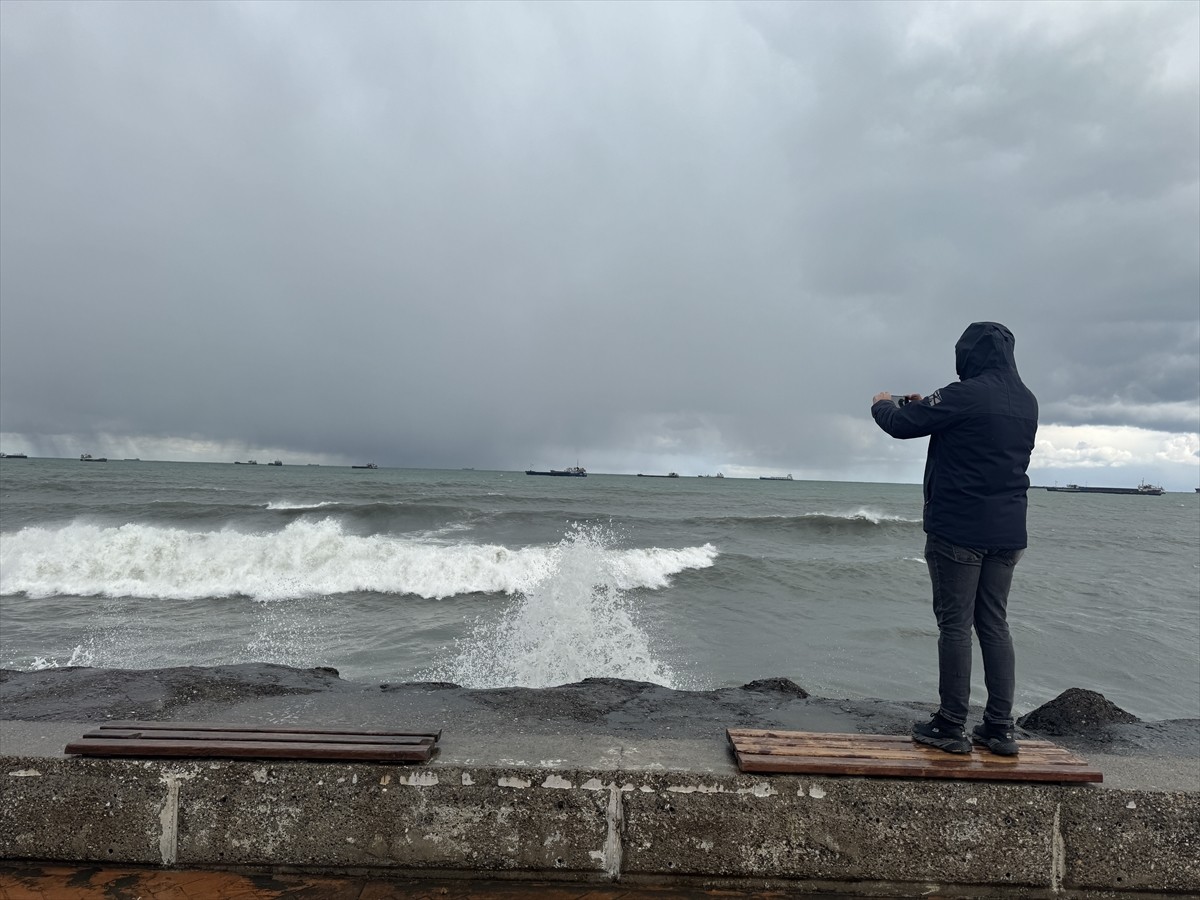 Karadeniz'de kuvvetli rüzgar nedeniyle dev dalgalar meydana geldi. Canik ilçesi sahilinde saatteki...