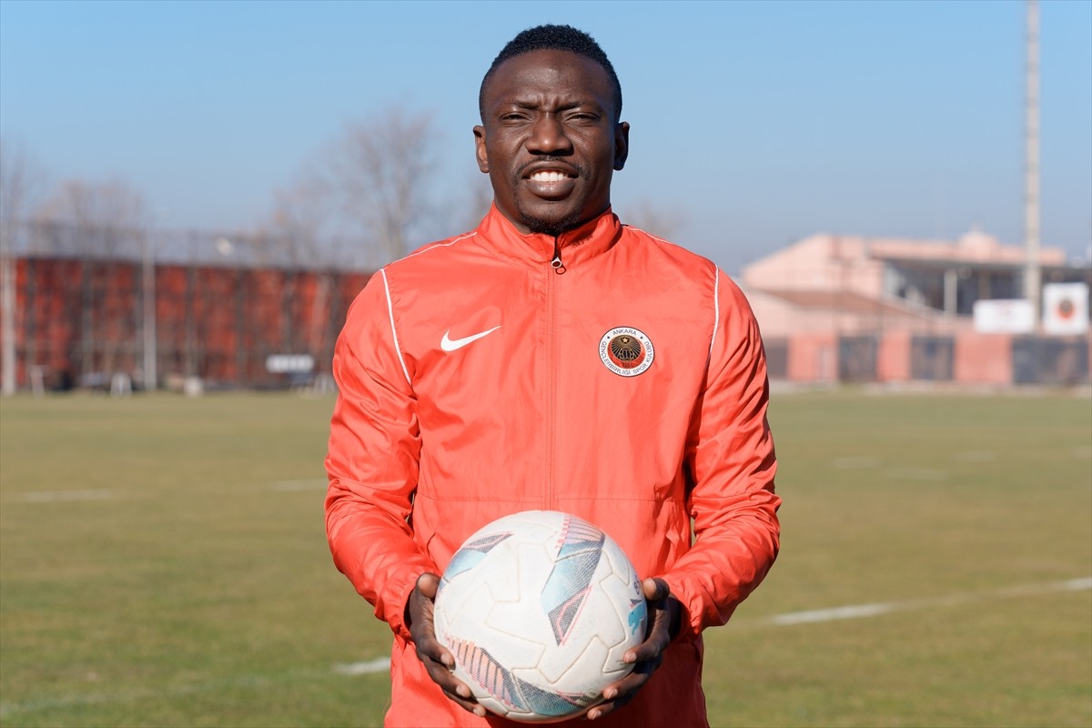 Kariyerinde La Liga ve Premier Lig'de de forma giyen, 2020-2021 sezonunda Galatasaray'da kiralık...