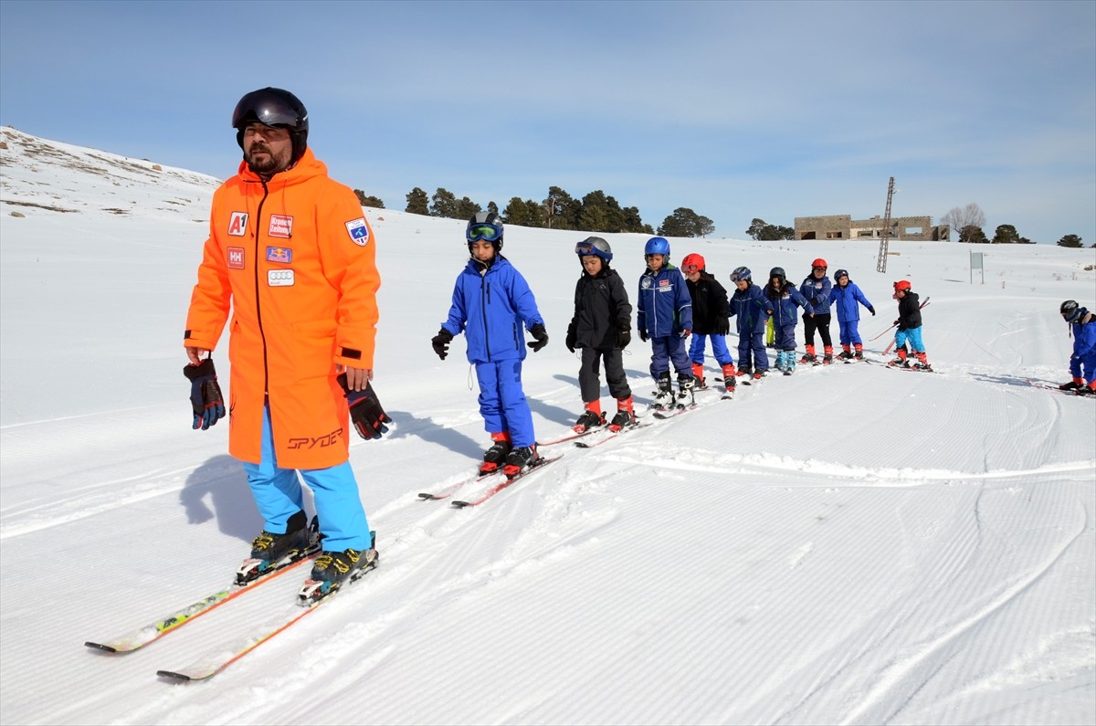 Kars'ın Sarıkamış ilçesinde ilkokul öğrencilerini kayakla buluşturan "Karın Yıldızları...