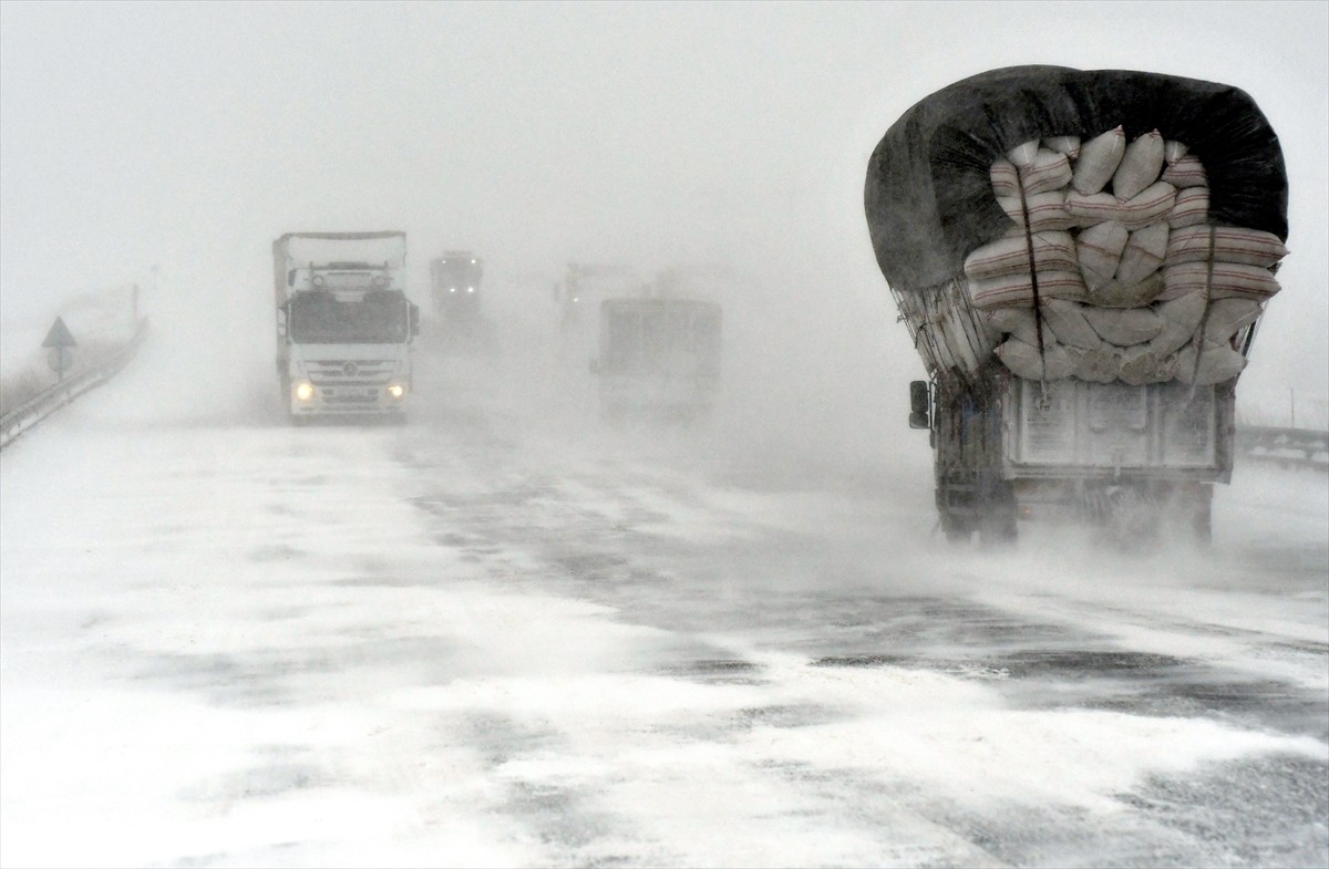 Kars'ın Sarıkamış ilçesinde kar yağışı ve tipi etkisini sürdürdü. Karayolları ekipleri, karla...