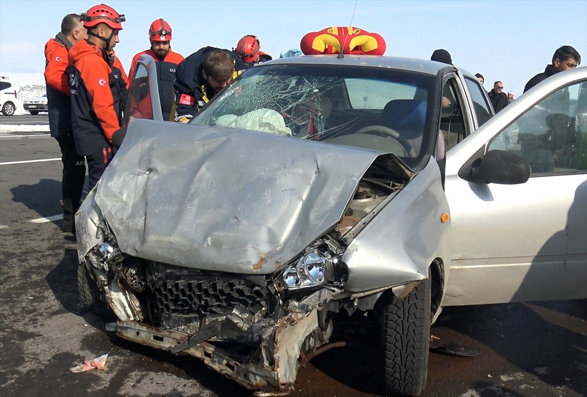 Kars'ın Sarıkamış ilçesinde otomobil ile hafif ticari aracın çarpışması sonucu 2'si ağır, 9 kişi...