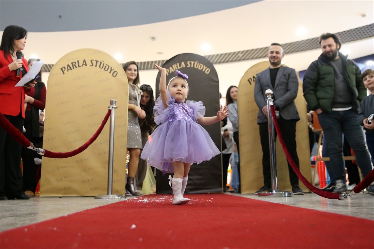 Kastamonu'da bebek ve çocuklar, rengarenk kostümleriyle podyuma çıktı. Kentteki bir alışveriş...