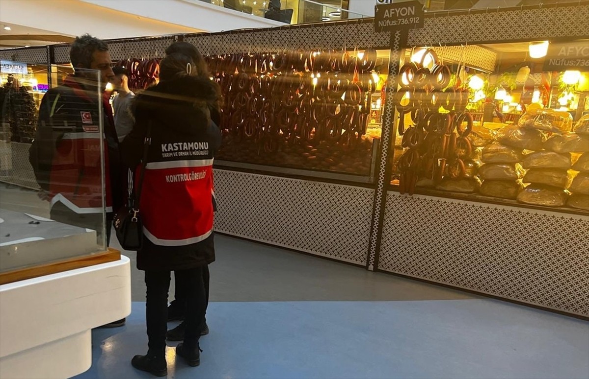 Kastamonu'da, bir alışveriş merkezindeki yöresel ürünler pazarında, uygun koşullarda saklanmadığı...
