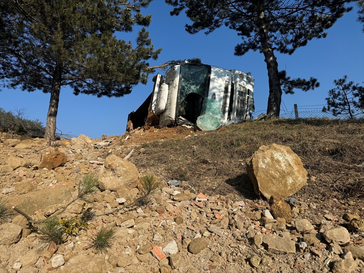 Kastamonu'da buzlanma nedeniyle devrilen hafriyat kamyonunun sürücüsü yaralandı.