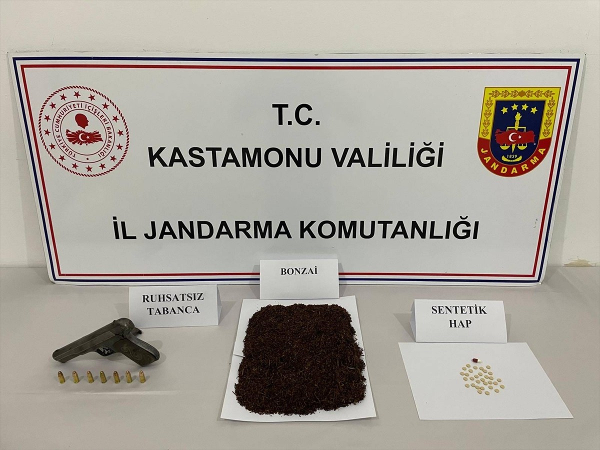 Kastamonu'da düzenlenen uyuşturucu operasyonunda 13 şüpheli gözaltına alındı. Aramada bir miktar...