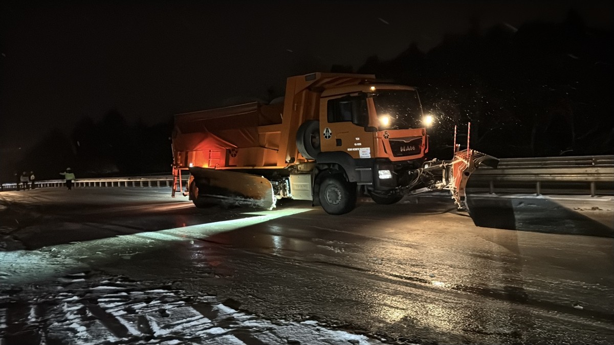 Kastamonu'da etkili olan kar yağışı hayatı olumsuz etkiledi. Kastamonu-İnebolu kara yolunun Oyrak...