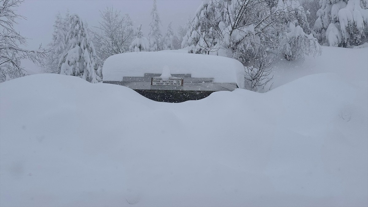 Kastamonu'da kar yağışı etkili oldu. Kentin yüksek yüksek kesimlerinde etkili olan kar yağışı...