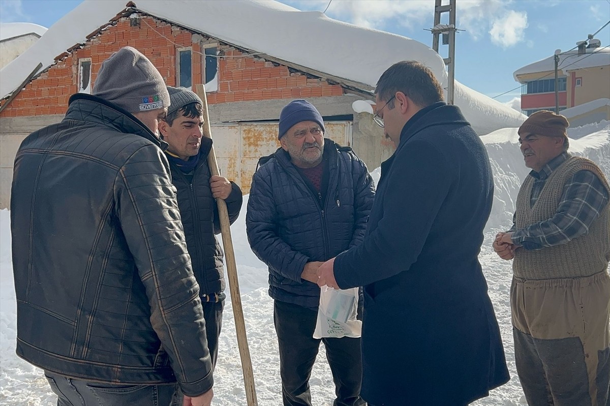 Kastamonu'nun Devrekani ilçesinde yoğun kar yüzünden yolun ulaşıma kapanması nedeniyle ilaçlarını...