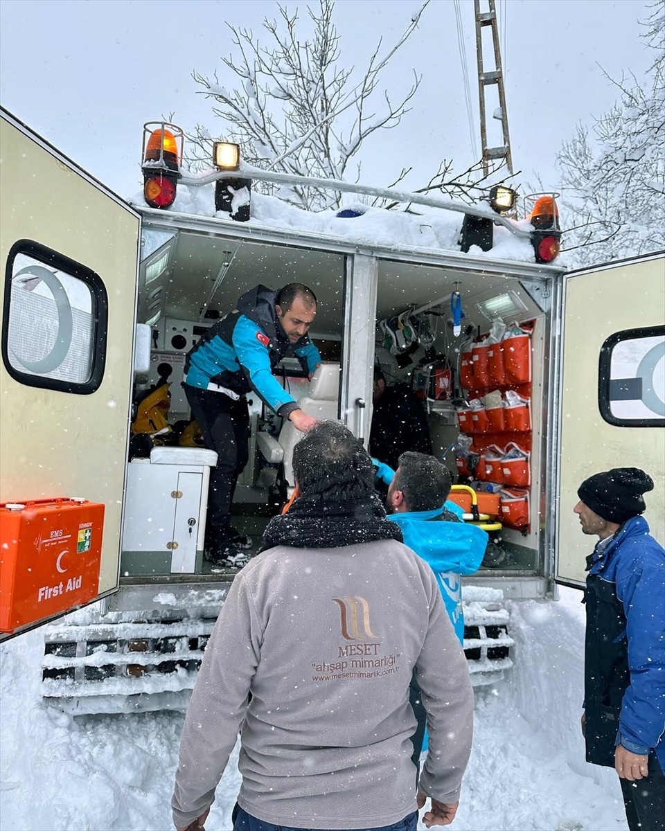 Kastamonu'nun Doğanyurt ilçesinde kar nedeniyle yolu kapanan köyde mahsur kalan solunum hastası...