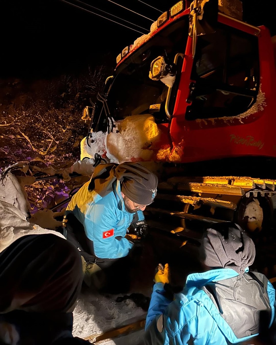 Kastamonu'nun Doğanyurt ilçesinde kar nedeniyle yolu kapanan köyde mahsur kalan solunum hastası...