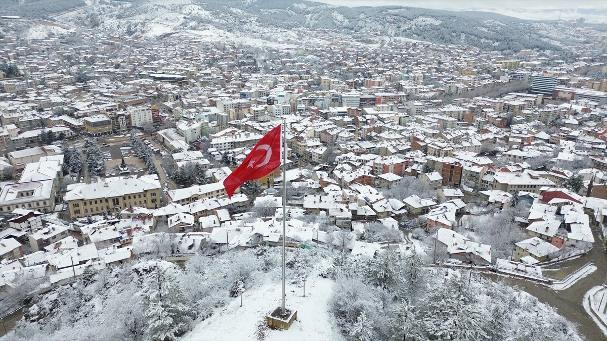 Kastamonu Valiliği, kar yağışı nedeniyle eğitime bir gün ara verilen kentte çocuklara "kar topu...
