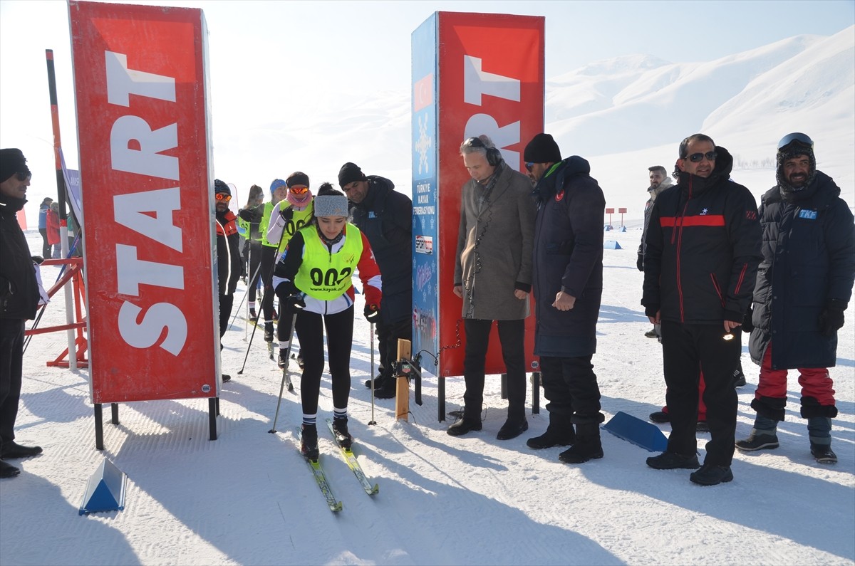 Kayaklı Koşu 1. Etap Yarışları, 21 ilden 350 sporcunun katımıyla Hakkari'nin Yüksekova ilçesinde...
