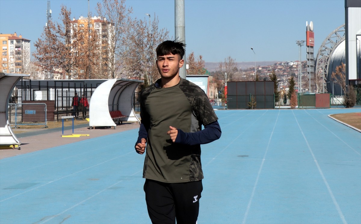 Kayseri'de 2 yıl önce futbolu bırakarak atletizme başlayan 16 yaşındaki Deniz Kandöker, 3 adım ve...