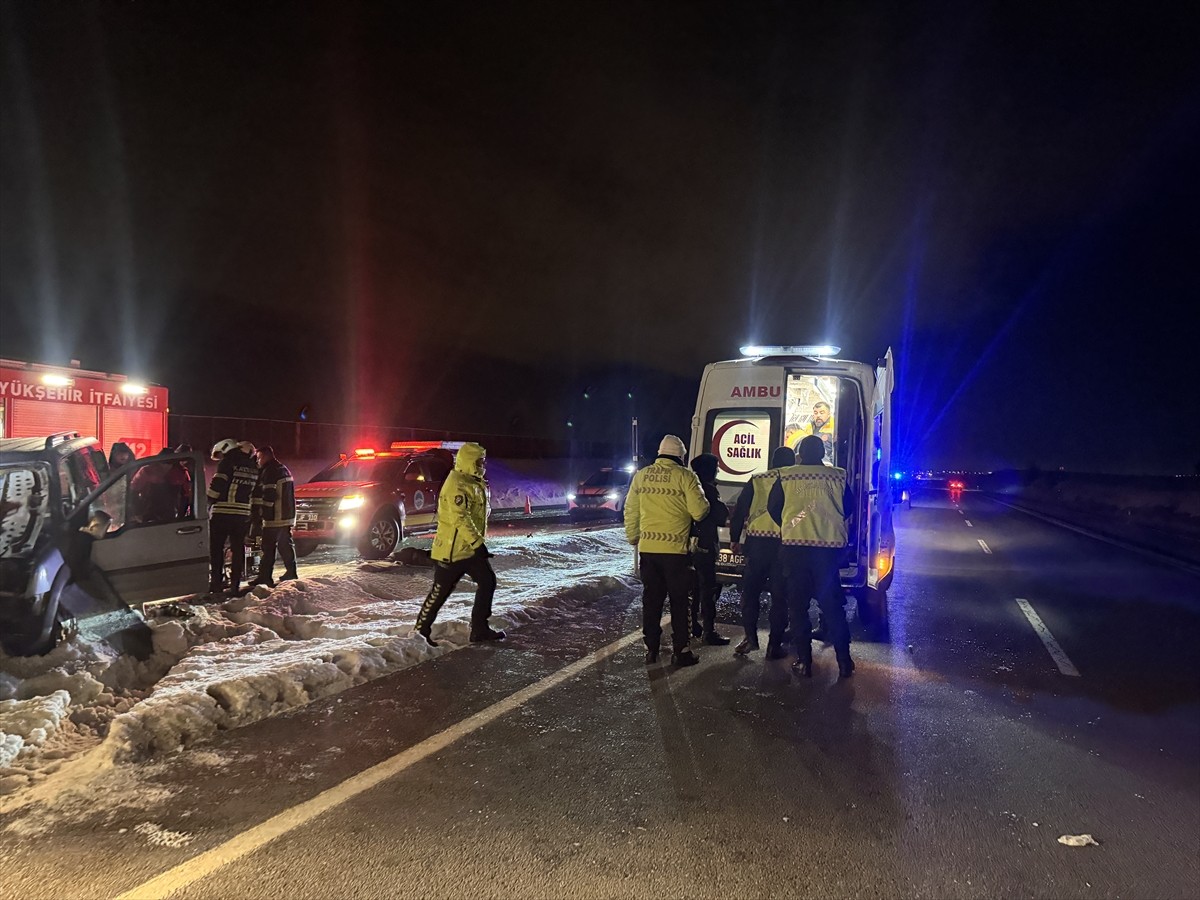 Kayseri'de hafif ticari aracın iş makinesiyle çarpışması sonucu ağır yaralanan 2 kişi hastaneye...