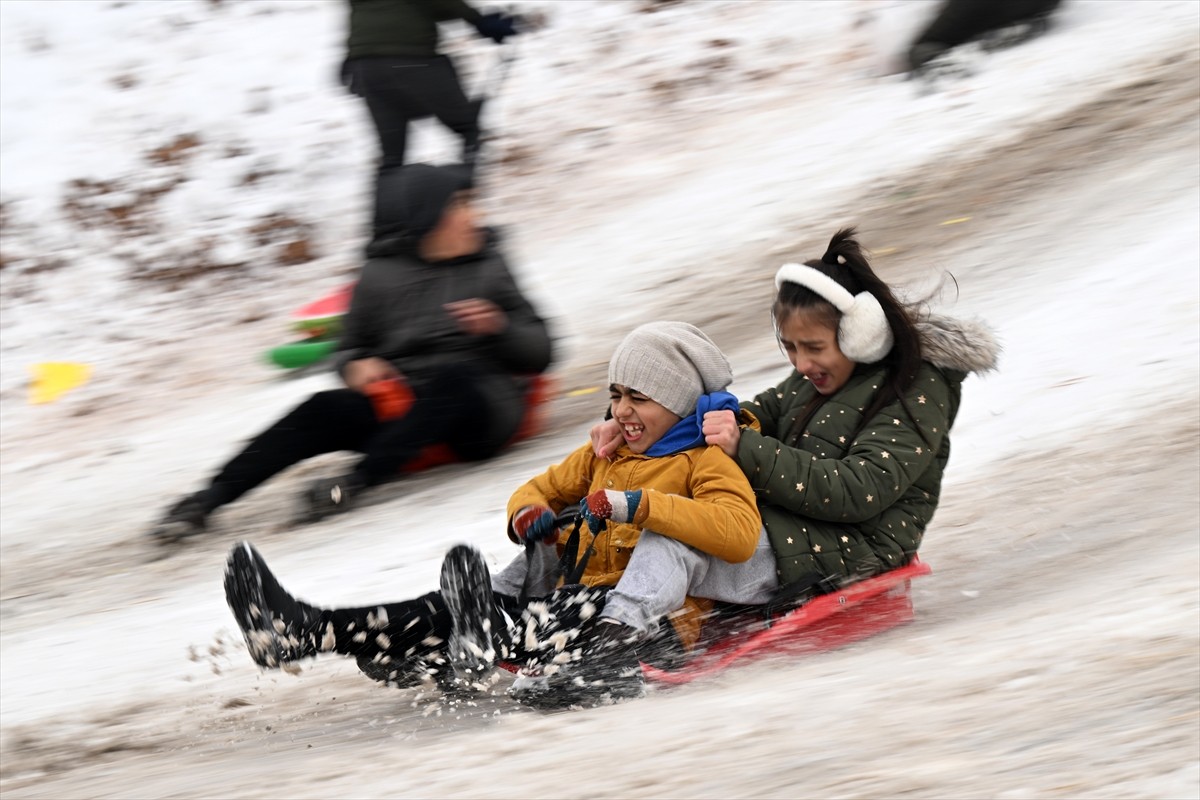 Kayseri'de kar yağışının ardından okulların tatil edilmesini fırsat bilen çocuklar, Talas...
