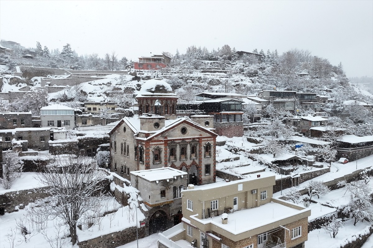 Kayseri'de önceki gün akşam saatlerinde başlayan yoğun kar yağışı, aralıklarla devam ediyor. Kar...